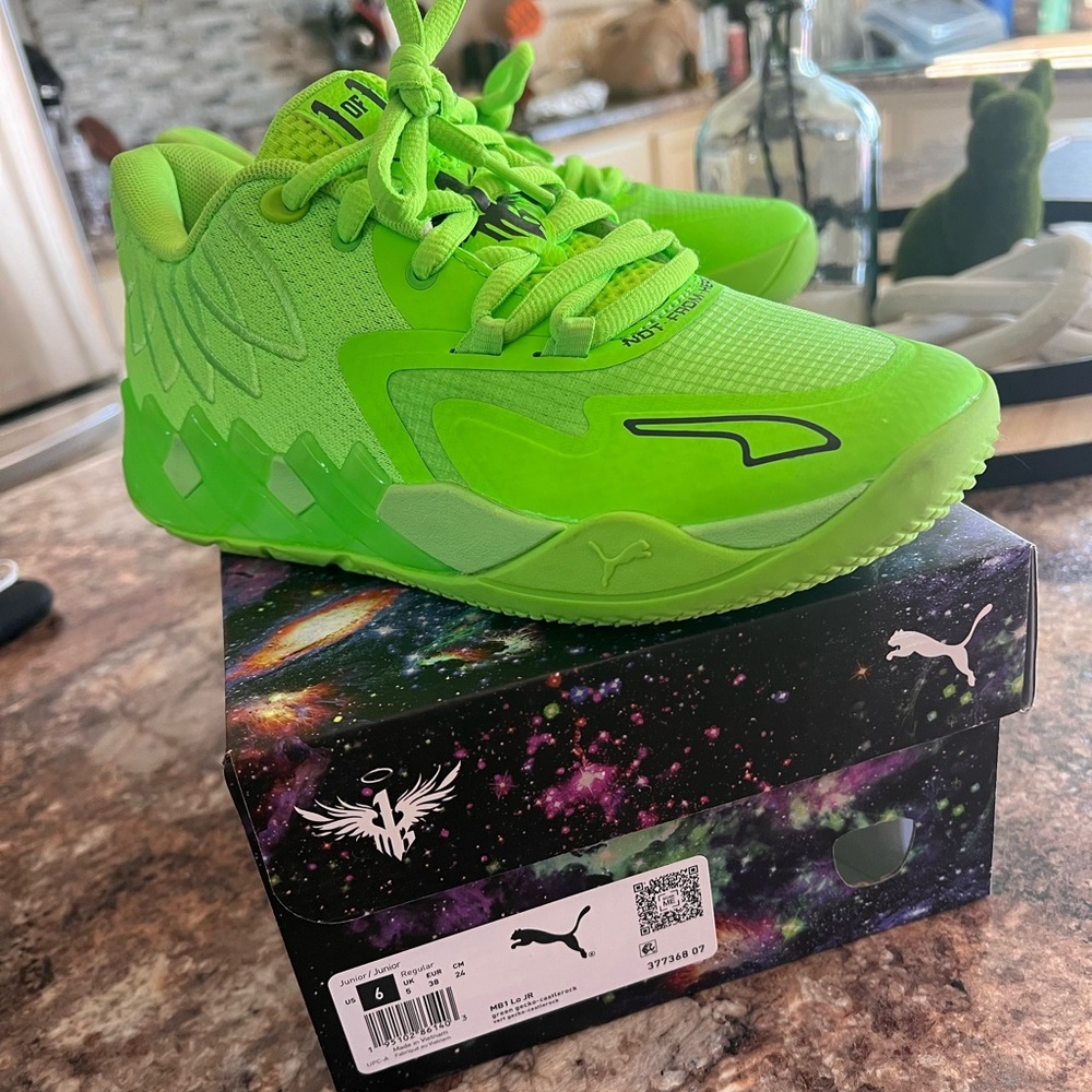 Basketball shoes
